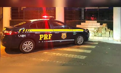 Traficante é preso após capotar carro com 208 kg de maconha, no Paraná