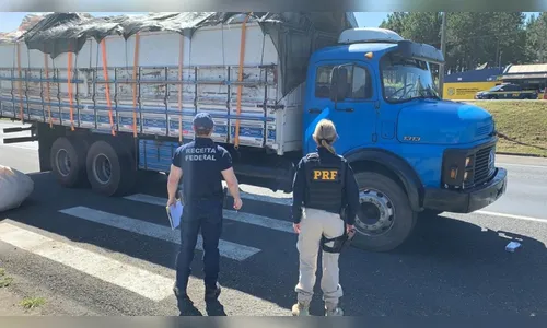 PRF e Receita Federal prendem contrabandista com 150 mil carteiras de cigarro