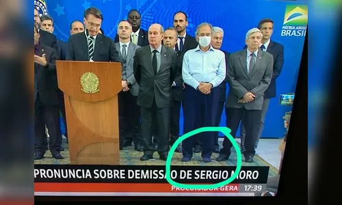 Internautas repercutem imagens do Ministro da Economia supostamente usando apenas meias durante coletiva; entenda