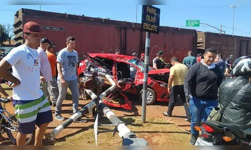 Carro colide com o trem na manhã deste domingo em Arapongas 