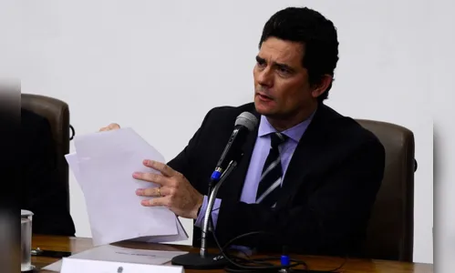Senadores querem convocar Moro para falar ao Senado  
