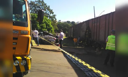 Carro bate em trem na tarde desta segunda em Jandaia 