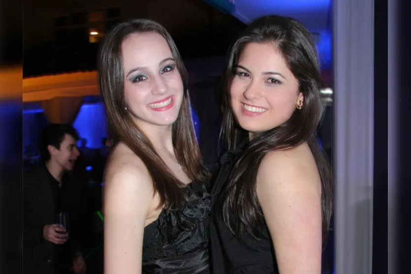   Ana Beatriz Berton e Isabella Brambila, dupla bonita que esteve presente na festa de 15 anos da amiga Gabriela Barbosa 