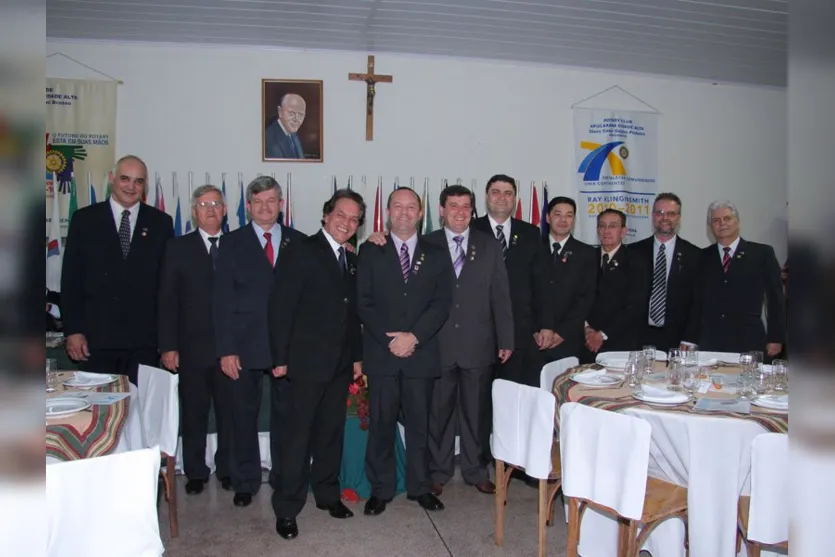   Olavo junto dos companheiros do Rotary e do pessoal da paróquia 