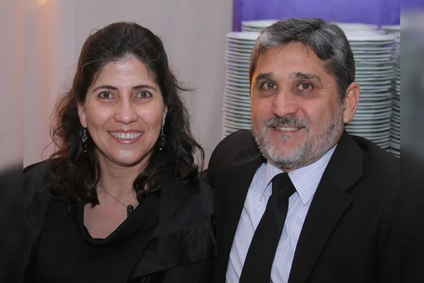   Elizabete e o esposo Antonio Damas Ribeiro prestigiaram o aniversário de 15 anos de Fernanda Luzzi  