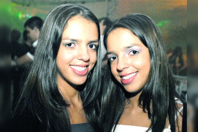  As gêmeas Gabriele e Aniele Spinosa, estudantes do Colégio Universitário, aproveitam bons momentos entre amigos em Arapongas 