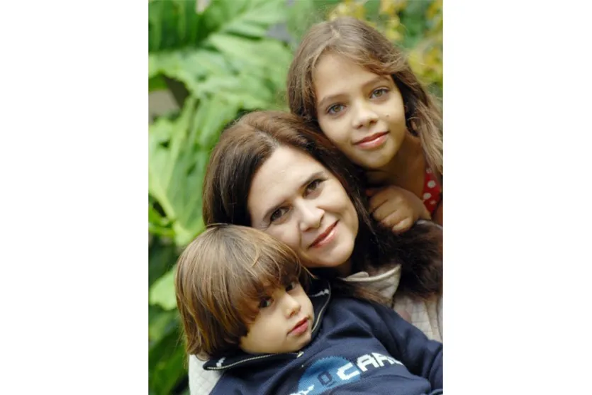   Destaque para Cássia Real Ramos junto dos filhos Henrique e Mariana 