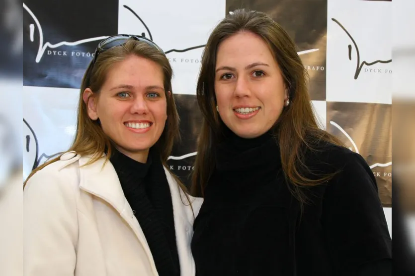   As irmãs Karla e Paula Müller prestigiaram exposição que reuniu vip´s de Apucarana  
