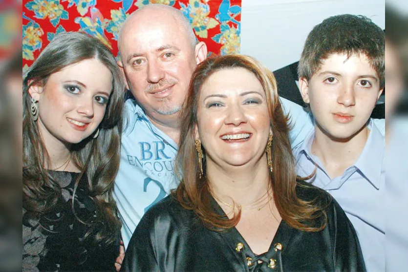  Silvana Bandeira Migliorini acompanhada pelo esposo Pieker Migliorini e pelos filhos Ruan e Karina 