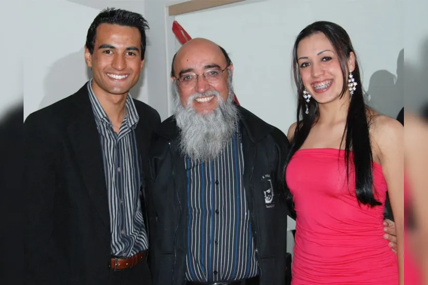   Padre Pedro, da Paróquia São Vicente Palotti, abençoou os jovens dançarinos Alex Hernandes Valentin e Franciele Raguso Ramos, 
