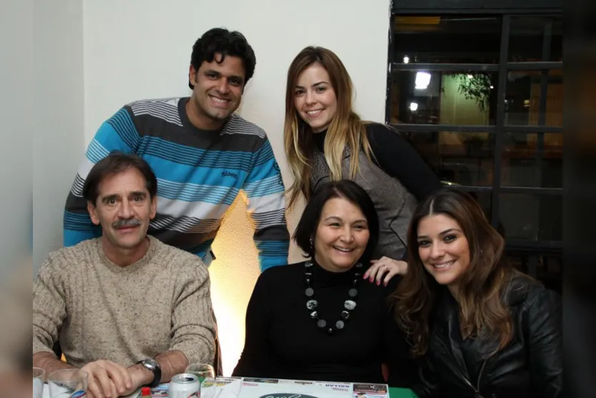   Família reunida: Daniel e Angela Blanski, Gustavo Costa e Juliana Blanski Costa, e Mariana Blanski. Eles foram clicados em ponto gastronômico 