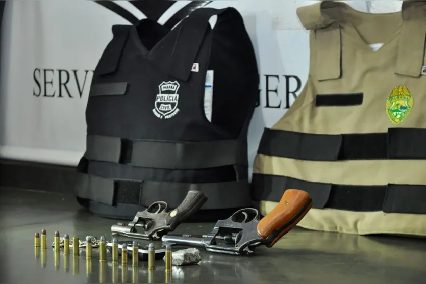   Armas e munições apreendidas com a dupla de criminosos 