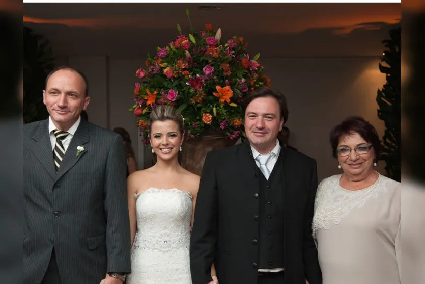   Os noivos posam ao lado da mãe de Juliano, Marlene Bongiolo, e do irmão mais velho, Delcides Ávila Paulucio  