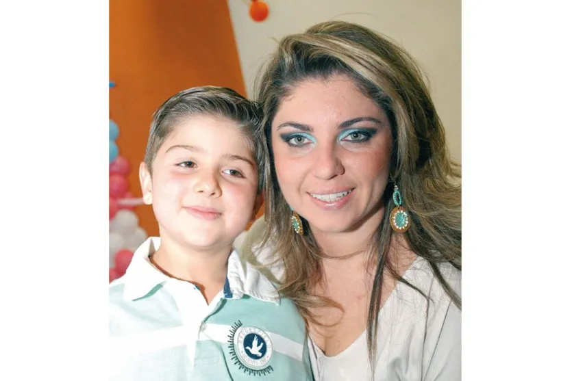   Aline Graziela Oliveira, clicada ao lado do filho Lourenzo 
