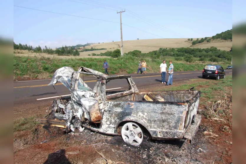   O acidente envolveu a Saveiro que pegou fogo e um Fiat Uno 