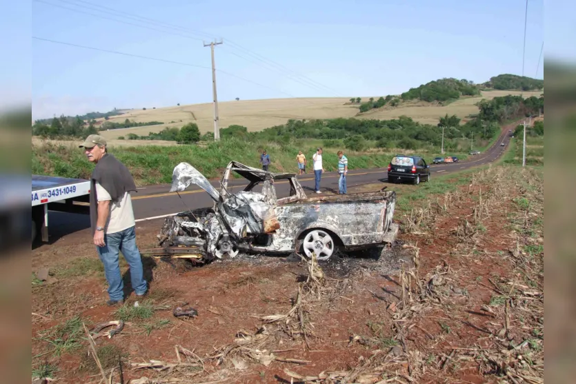   O acidente envolveu a Saveiro que pegou fogo e um Fiat Uno 
