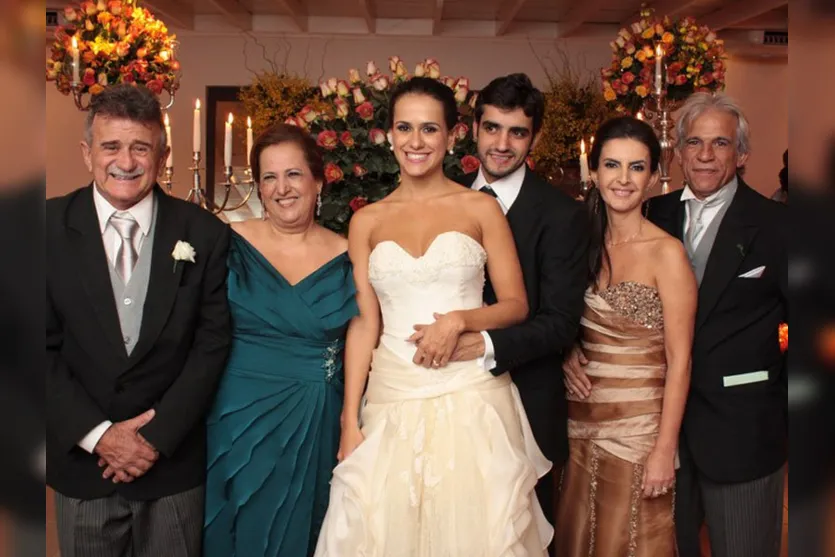   Luciana e Neto juntos dos pais Elvio Domenes Silva e Célia Maria, e Roberto e Wânia Coelho  