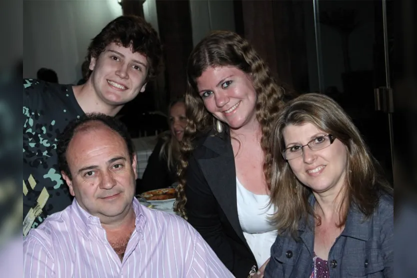   Família reunida em ponto gastronômico da city: Luís Felipe, Camila, Luís Henrique e Rose Festi 