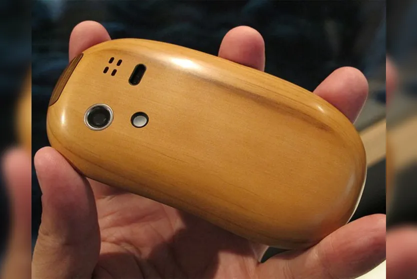   A companhia japonesa NTT Docomo anunciou nesta segunda-feira o lançamento de uma série limitada de celulares feitos de madeira. Serão vendidos apenas 15 mil aparelhos para clientes da operadora. 