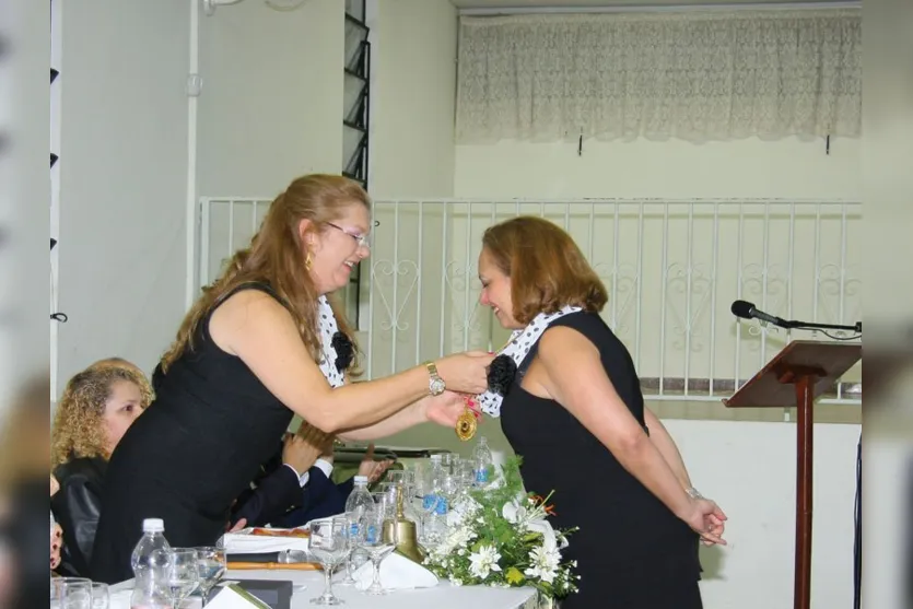   Liza Ganem recebe das mãos da presidente do clube Roselena Schiavon, a condecoração Melvin Jones, entregue para companheiras que fazem doações para fundações do Lions Internacional  