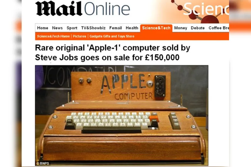   Primeiro computador da Apple, produzido em 1976, vinha com fita cassete. 