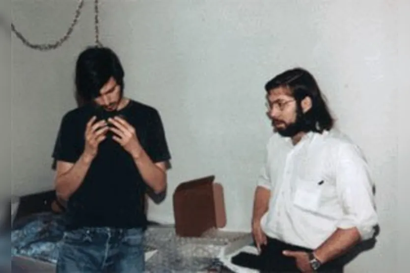   Steve Jobs e Steve Wozniak, em 1975. Apple seria fundada um ano depois.  