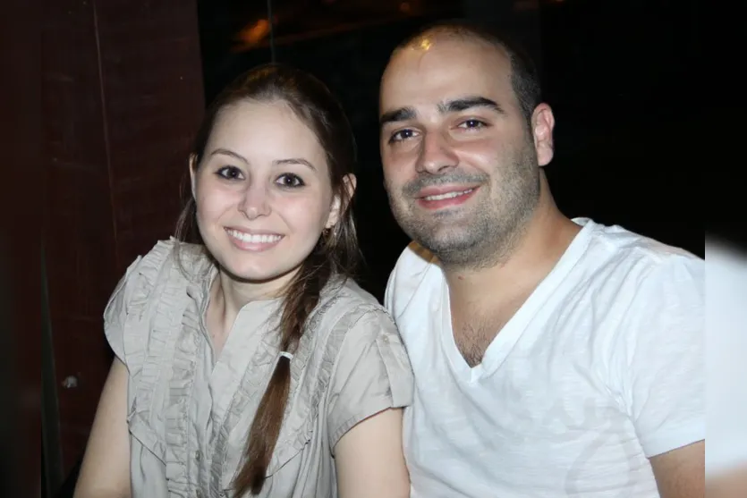   O bonito casal Maíra Queiroz e Rafael Amado, no embalo dos barzinhos apucaranenses  