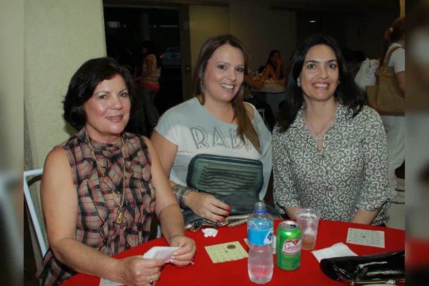   Sempre unidas e queridas, Leni Brosso e as filhas Rossana Brosso Said e Tânia Brosso Kowalski compareceram junto da criançada da família em noite de lanche para mulheres, no Country Club  