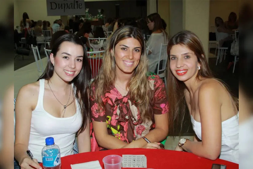   O belo trio Ariane Batyras Bittencourt Atibaia, Ana Flávia Teixeira e Fabíola Haddad, registrado durante lanche feminino no Salão Azul  