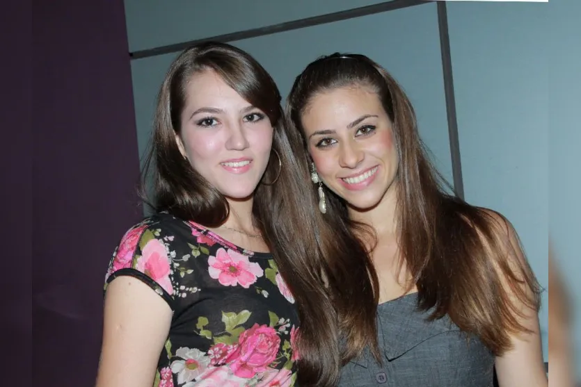   As bonitas amigas Marina Denobi e Mariana Caçapula deram o ar da graça em festa de formatura  