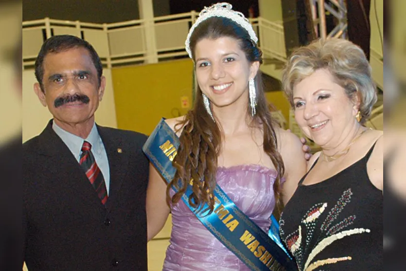   Gabriela junto do professor Luiz Octávio da Costa e de Ana Maria Lolato da Costa 
