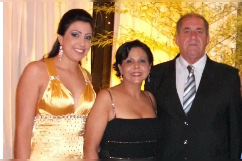   Juliana Andriatto ao lado dos seus pais Fátima e Wilson na noite do baile de formatura do curso de Comércio Exterior da Fecea, realizado no Country Clube no último dia 6  