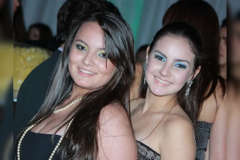   As amigas Carla Leticia Alves e Mariana Bevelo despontam entre as belas tens da cidade  