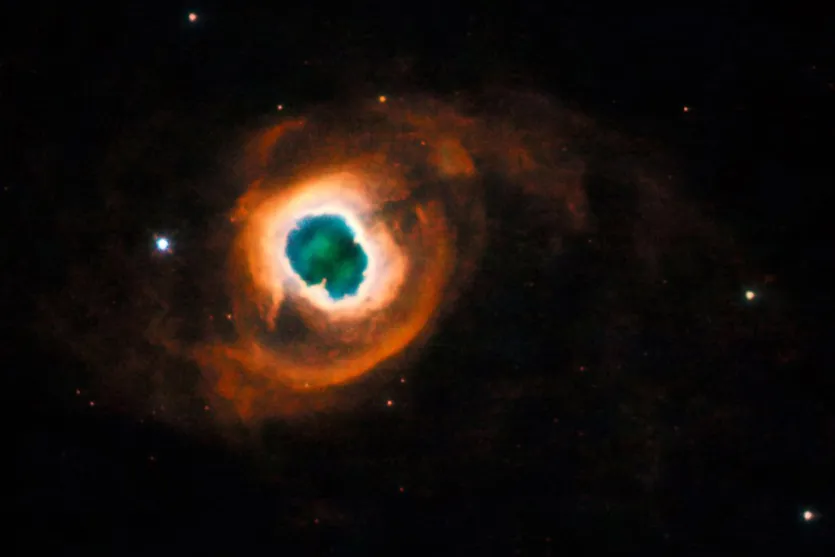   Imagem feita pelo Hubble mostra nuvem de gás e poeira da estrela Knokout 4-55 