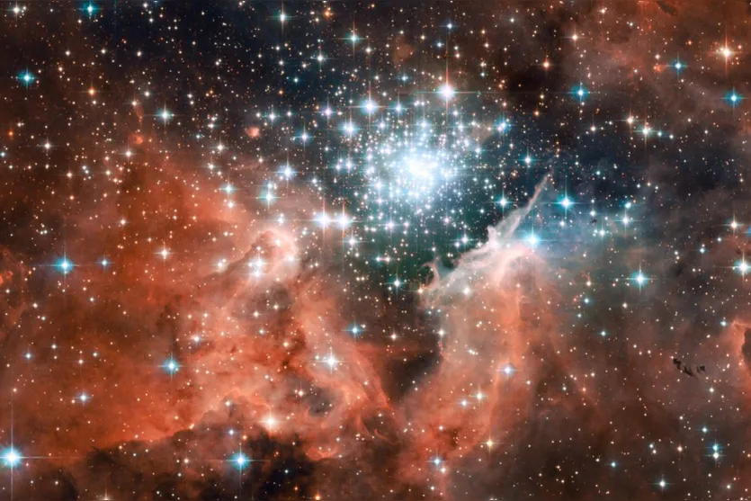   A região NGC 3603 contém um dos mais impressionantes aglomerados de estrelas jovens na Via Láctea 