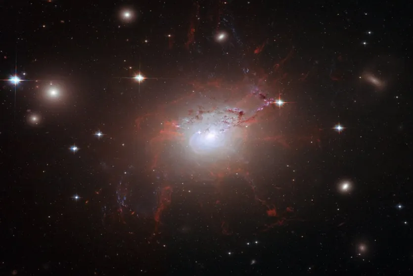   Imagem da galáxia NGC 1275 capturada pelo telescópio Hubble 