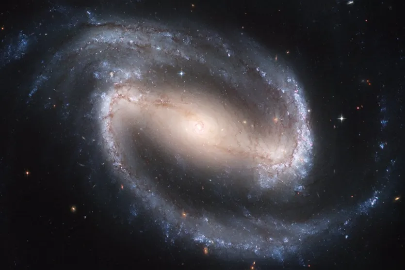        Nebulosa NGC 6543, localizada a aproximadamente 3.300 anos-luz da Terra 