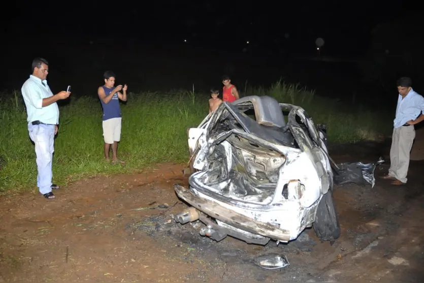 Um veículo Audi se chocou com árvore pegou fogo e duas pessoas ficaram feridas  