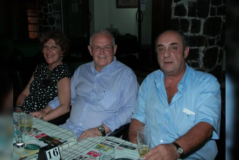   Curtindo noite de bacalhoada, Marli de Lima e o esposo Alfredo Bacciotti, na companhia do amigo Carlos Stoppa 