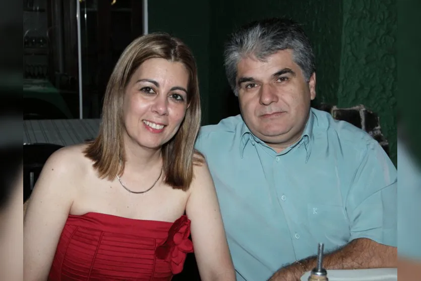   Sandra e Ângelo Cesar Pablos, fotografados durantes jantar em ponto gastronômico movimentado  