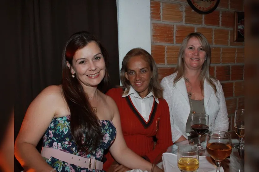   Cristiane dos Reis, Claudia Cordeiro e Claudia Rodrigues marcaram presença no jantar do Jeep Clube  