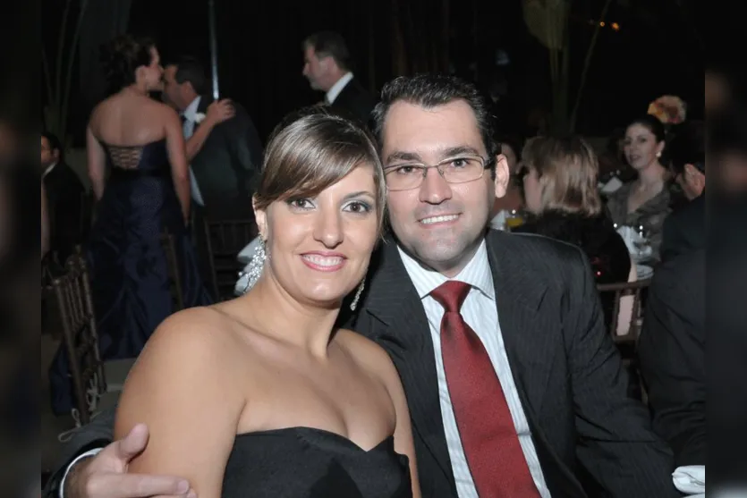   Andressa Scarpeta Gomes acompanha o esposo Alcides Livrari  