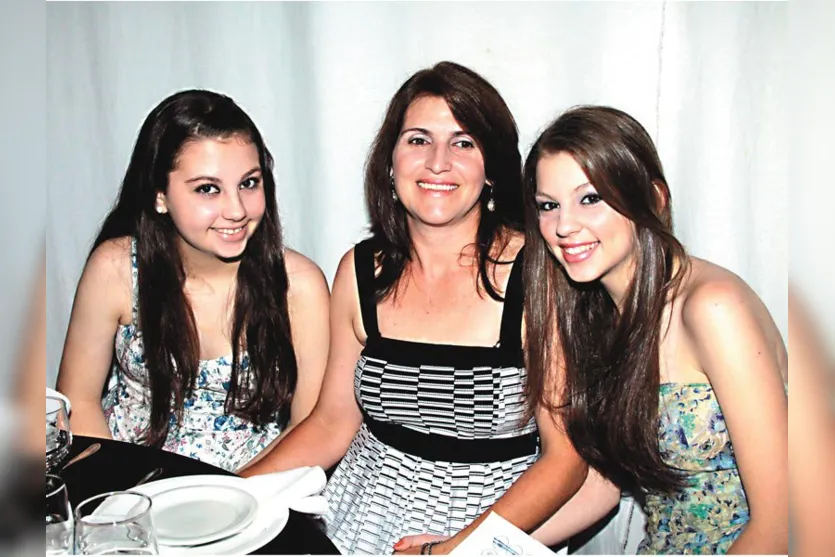   Luana, Márcia e Yasmim Pontin, durante jantar dançante do Clube 28 de Janeiro  