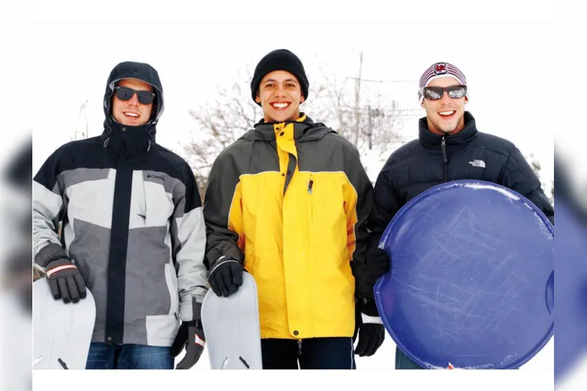   Mateus Strazzi Barreto, filho de Luciano e Silmara Barreto aproveita dias de intercâmbio para praticar snowboard ao lado dos amigos americanos. Mateus está morando na cidade de Jacksonville, na Florida, Estados Unidos  