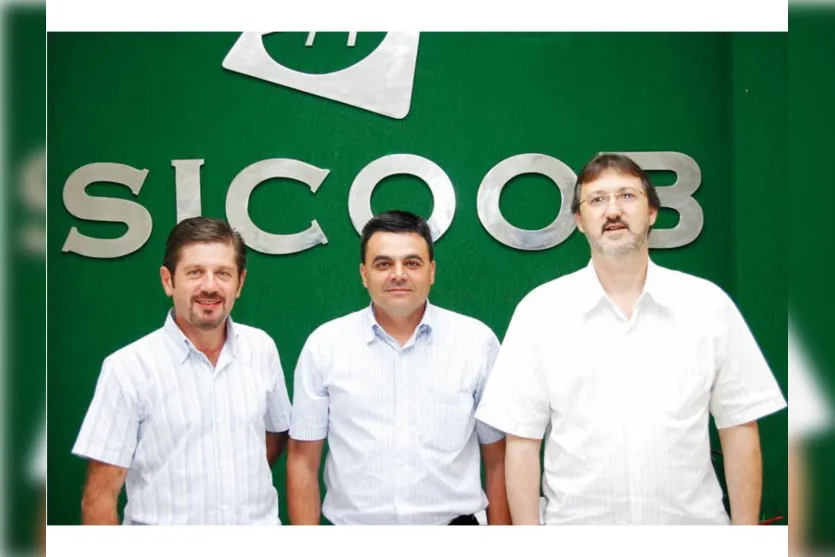   O gerente geral do Sicoob, Furlan; o gerente João Luiz Menott e o gerente administrativo Bergamo vêm para nossa coluna em click de Marcelo Rissato 