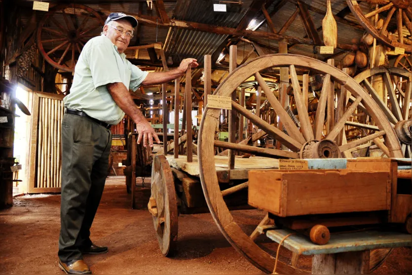  Produtor Rural Luiz Riello mantém um museu em seu sítio em Cambira 
