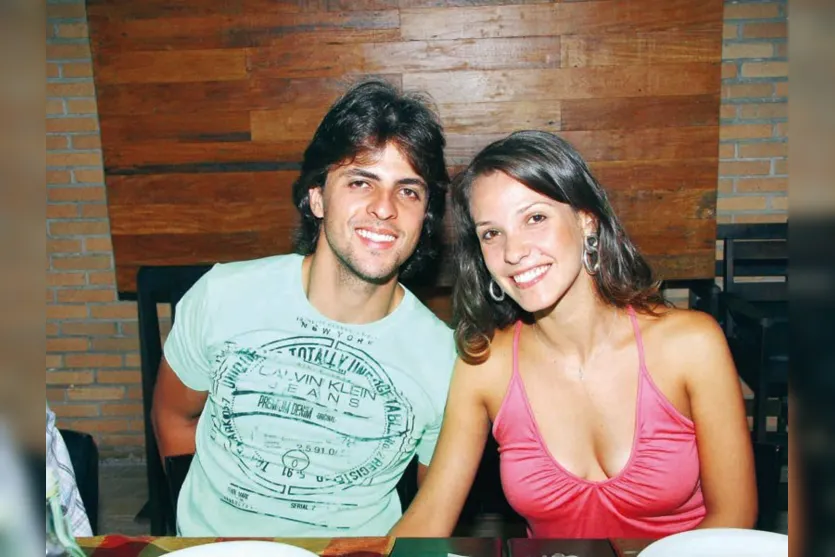   Rodrigo Fernandes de Oliveira e Carolina Zanchin, fotografados em momento descontraído com a família 