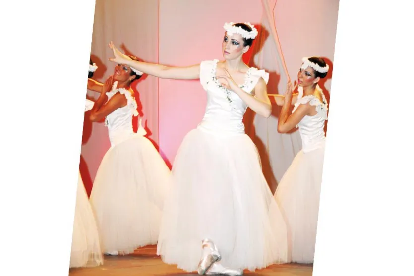   Ana Beatriz Berton em momento inesquecível na formatura  do Ballet Pavlova 2010. Para esse ano, Apucarana contará com a presença de bailarinas do Teatro Guaira nos espetáculos didáticos do Ballet Pavlova. Parabéns pelo lindo trabalho! 
