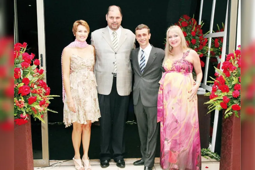   Geison Cortez, presidente reeleito da Acia e a esposa Mariane junto do deputado federal Alex Canziani e a esposa Ana Lucia  