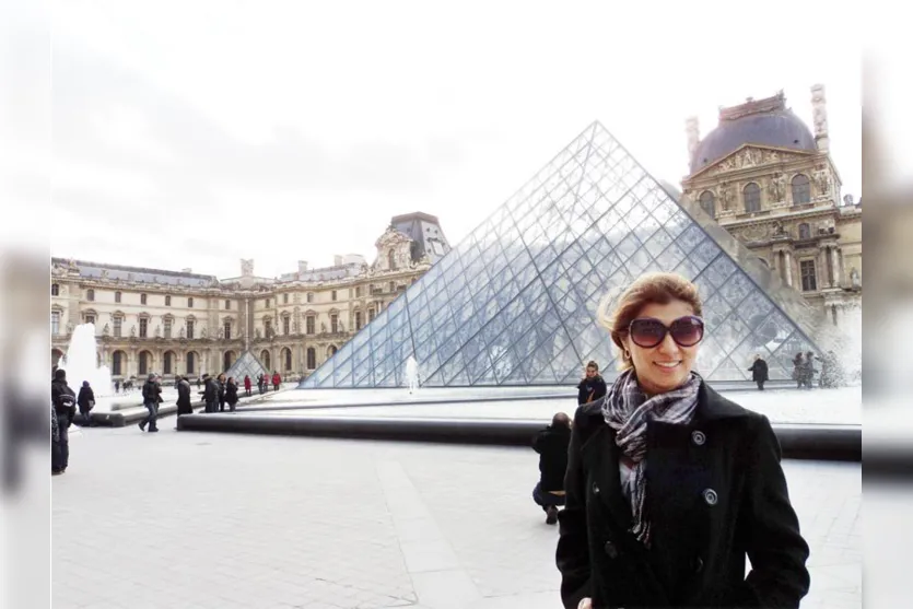   Pricila Ceranto em recente viagem pela França, fotografou em frente ao Museu do Louvre  